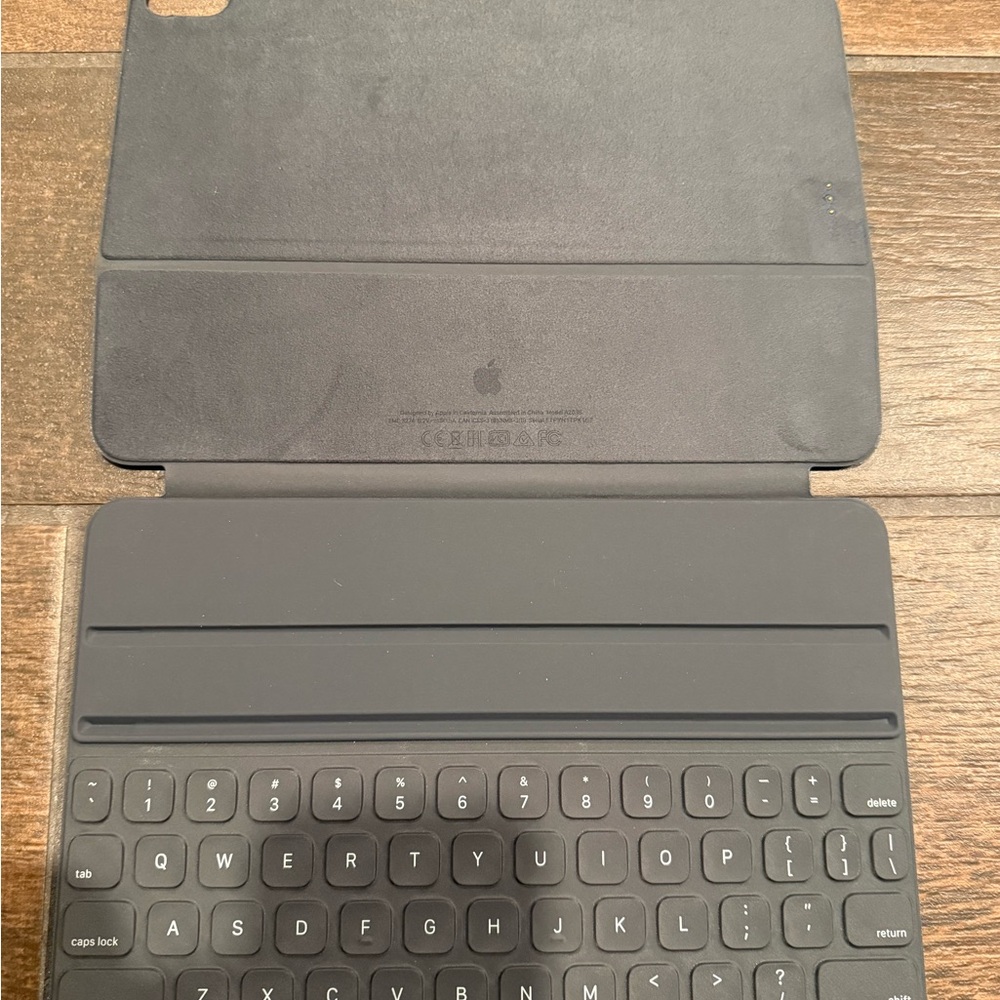 Apple iPad Pro 11-inch Smart Keyboard Folio Case Black - Picture 3 of 4